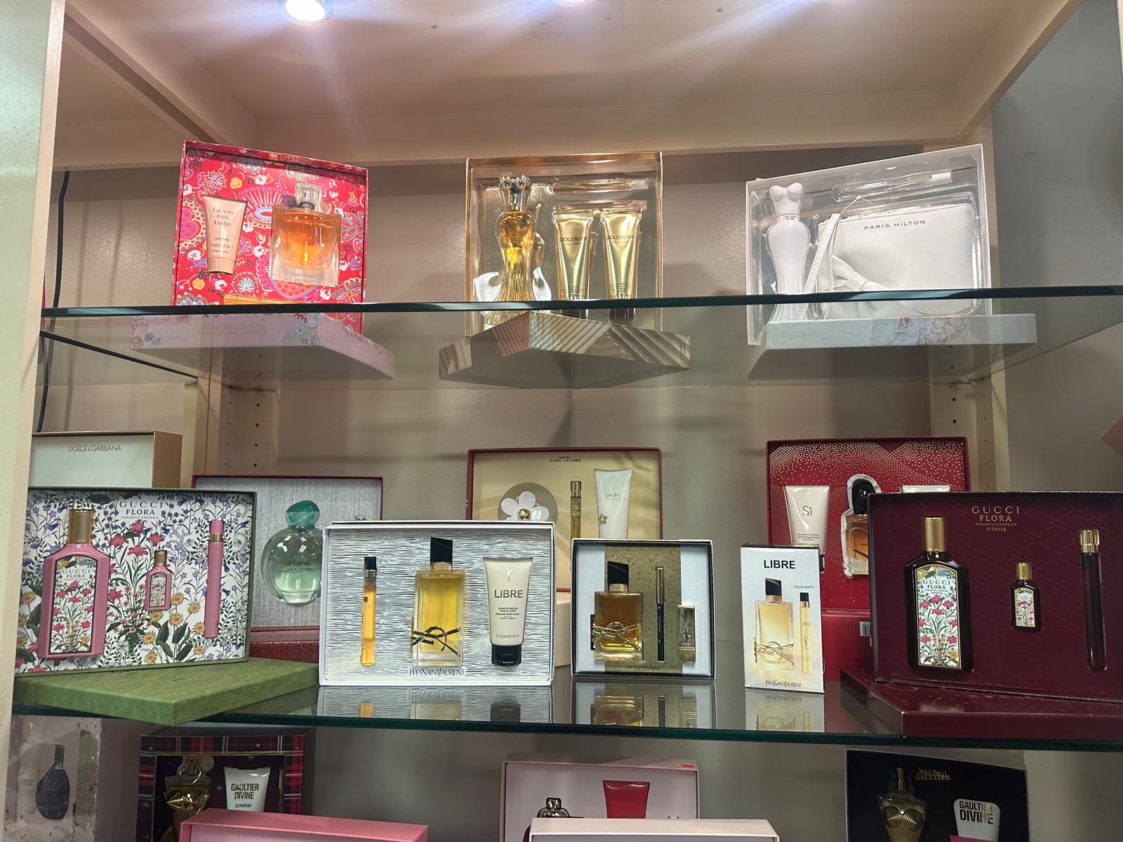 Estantes con sets de perfumes femeniños