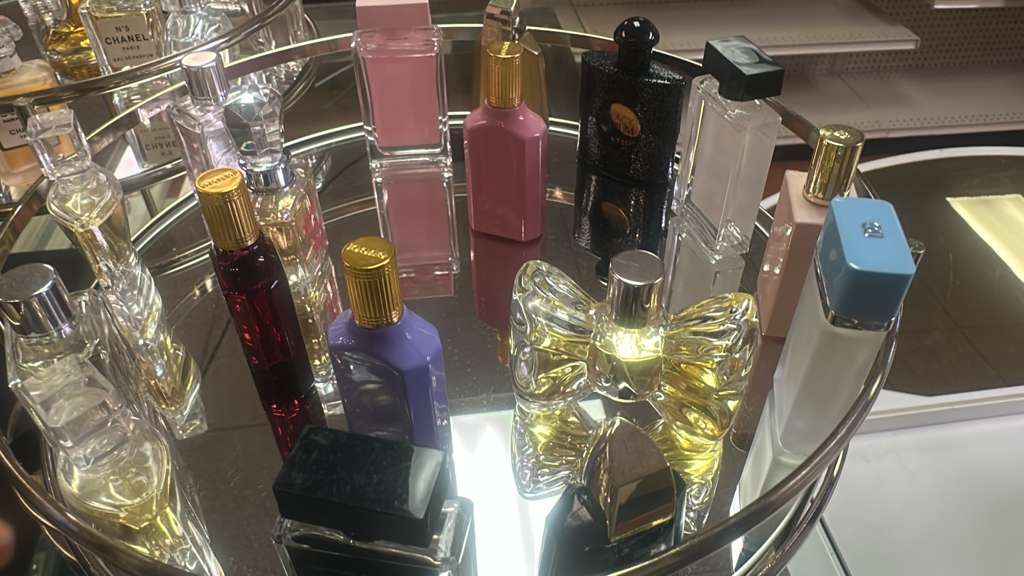Vitrina con botellas de perfumes variado
