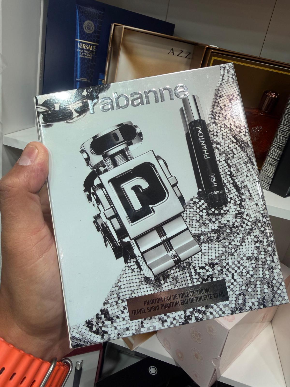 Rabanne Phantom sostenida en mano