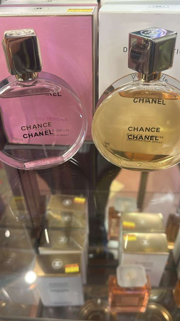 Dos perfumes Chanel Chance en vitrina